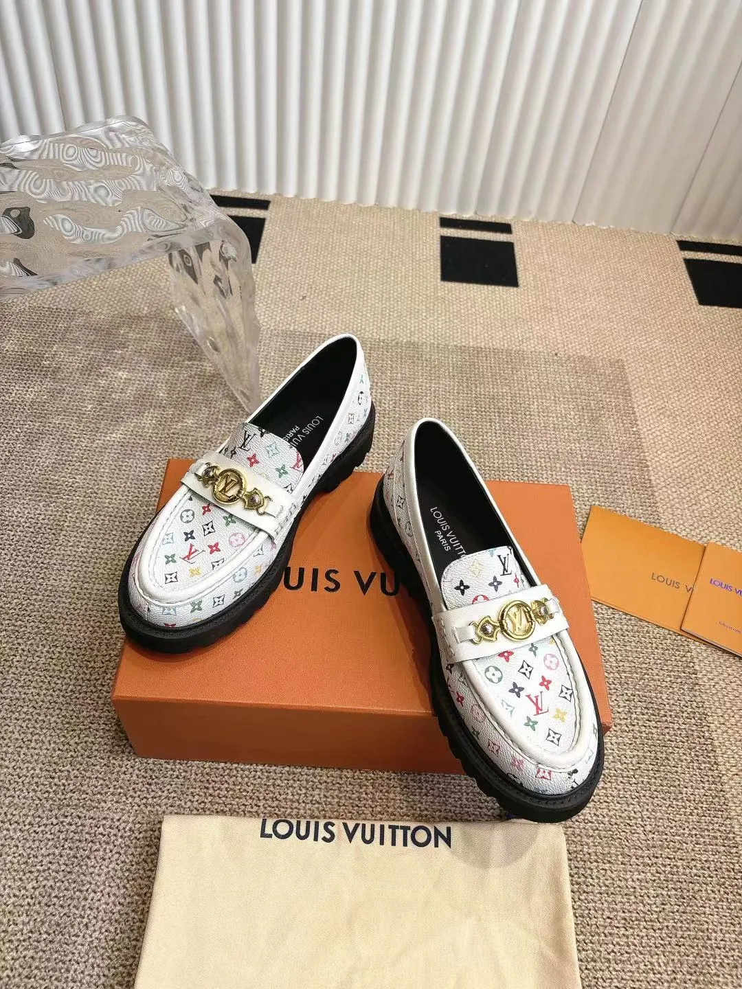 👟👟Ex-factory price 720👟👟 Loaf | ²⁰²5 𝐬𝐬 🤍🤎 LV Louis Vuitton counter’s latest 🆕presbyopia cowhide thick-soled loafer series! New for purchasing agents 🆕 This platform thick-soled series is very popular this year. It has a height-increasing effect and is a fashion leader. It is absolutely yyds! Fabric: Imported open-edge beaded cowhide, cowhide lining. Thick-soled platform shoelaces with logo and non-slip soles. This shoe is very comfortable on the feet and feels great. Original one-to-one molded outsole. Heel height 5cm. Size: 35-41 40 41 Customized ⚠ Comes with counter packaging
